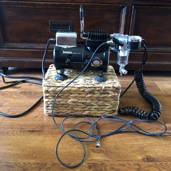 Iwata airbrush compressor - Picture 1 of 9